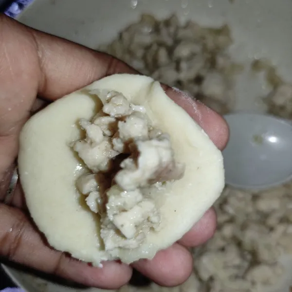 Ambil sedikit adonan, pipihkan tambahkan isian ayam, lalu bulatkan adonan, lakukan sampai habis adonan.