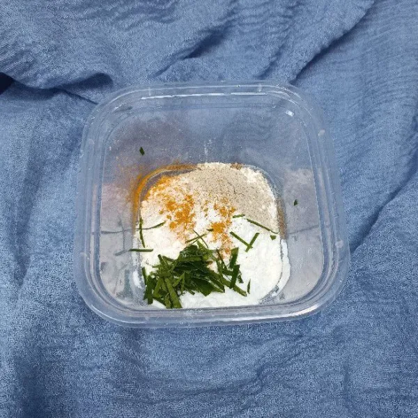 Tambahkan daun jeruk yang telah diiris tipis.