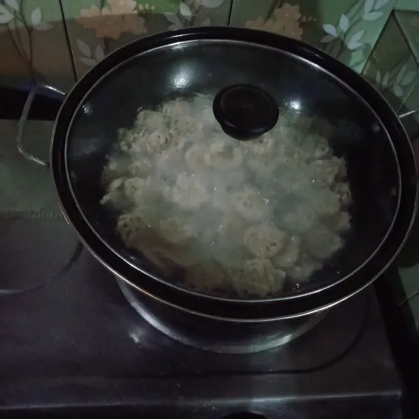 Rebus kerupuk hingga matang.