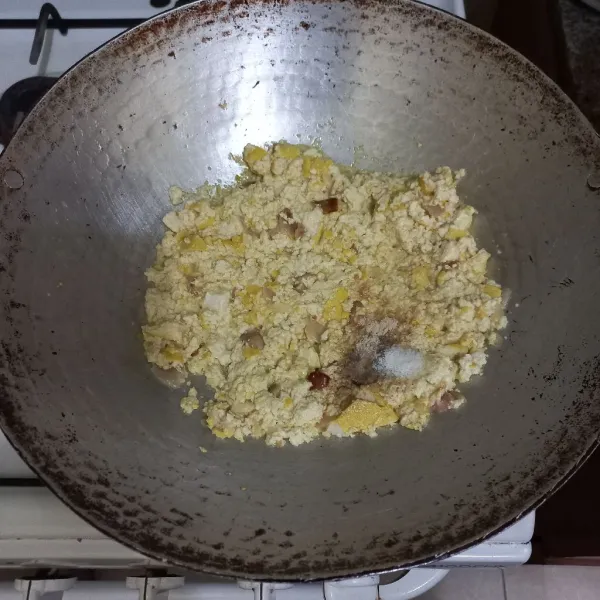 Beri garam, kaldu jamur dan merica bubuk, masak hingga tahu agak kering.