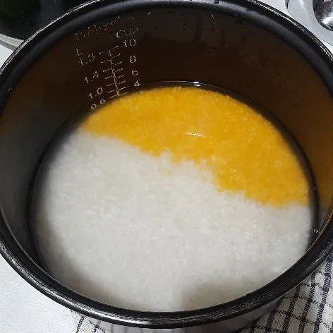 Siapkan beras jagung cuci bersih lalu rendam 2 jam.