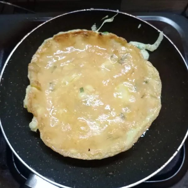 Panaskan minyak. Masukkan adonan telur. Masak sampai kecoklatan kedua sisinya. Angkat.