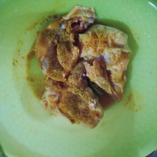 Masukkan ayam ke dalam bumbu halus, remas dan diamkan selama 15 menit lalu masukkan ke dalam kulkas.