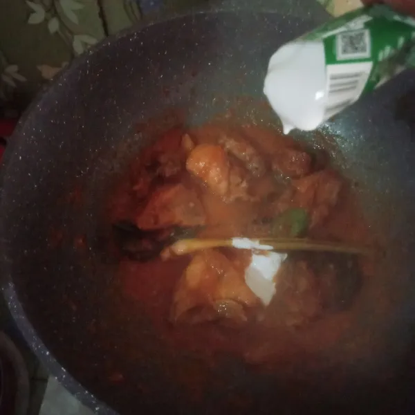 Masukkan santan, garam, dan kaldu bubuk aduk rata dan koreksi rasa.