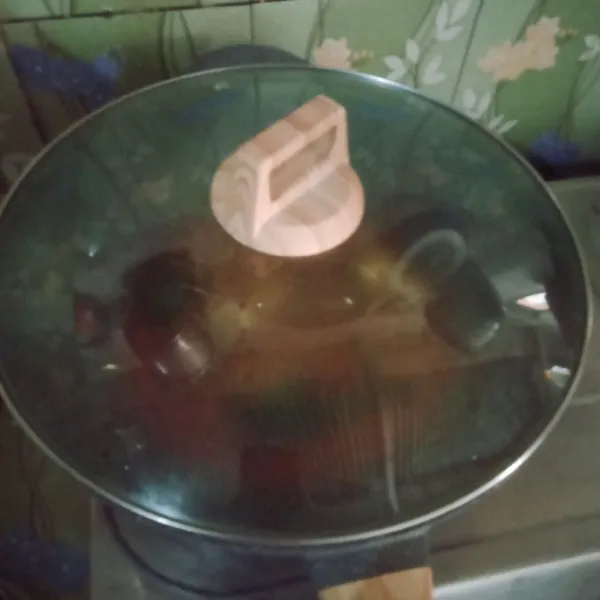Tutup panci, masak hingga bumbu meresap dan ayam matang.