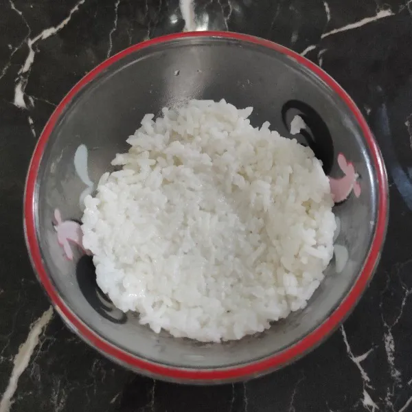 Siapkan mangkuk, masukkan nasi dengan sedikit ditekan.