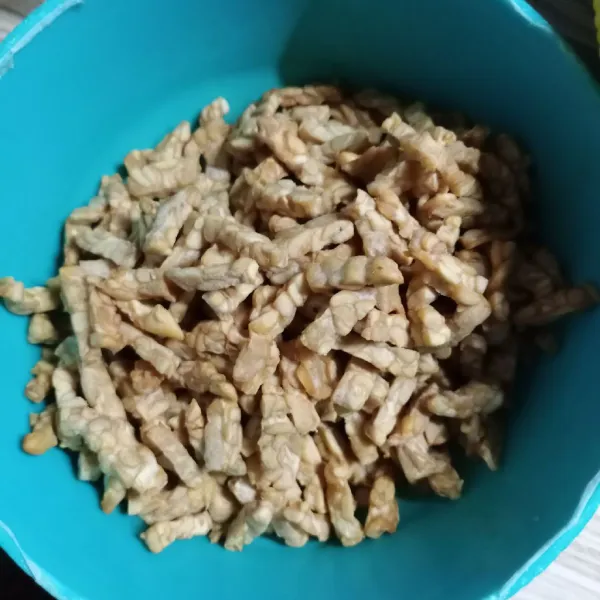 Goreng tempe sampai kering dan matang. Angkat dan tiriskan.