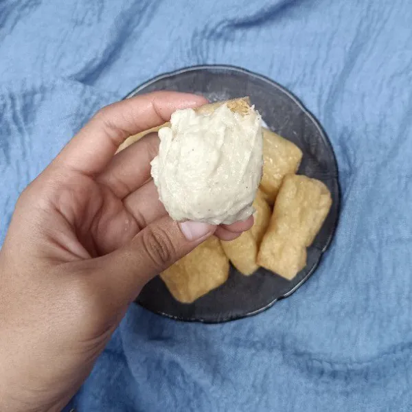 Isi dengan adonan yang sudah dibuat.