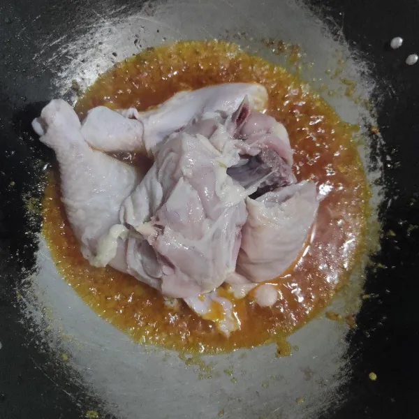 Masukkan ayam kedalam bumbu aduk rata masak hingga berubah warna.