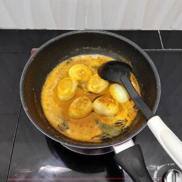 Masak dengan api kecil hingga kuah sedikit menyusut. Lalu angkat.