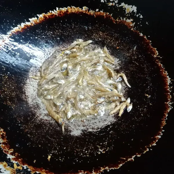Goreng teri sampai kering dan matang. Angkat dan tiriskan.