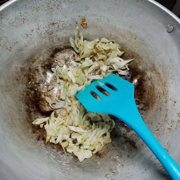 Tumis bawang merah dan bawang putih. Kemudian masukkan kol, aduk rata. Tumis sampai kol layu.