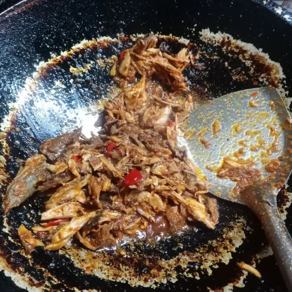 Kemudian masukkan ikan suwir. Masak sampai bumbu meresap. Angkat.
