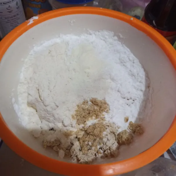 Campurkan kerokan tahu dengan tepung tapioka dan tepung aci.