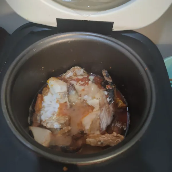 Masukan santan, bumbui dengan garam, kaldu jamur, dan gula pasir, koreksi rasa. Sajikan.