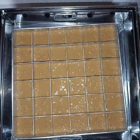 Kukus selama 30 menit aatau sampai matang. Laku kukus bahan taburan 10 menit.