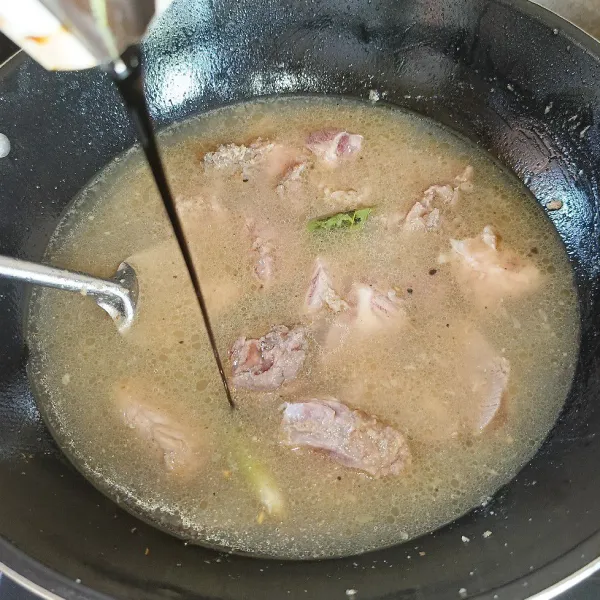 Tuang air dan kecap manis, aduk rata dan masak dengan api sedang.