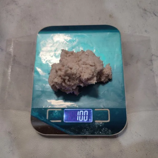 Timbang adonan 100 gram.