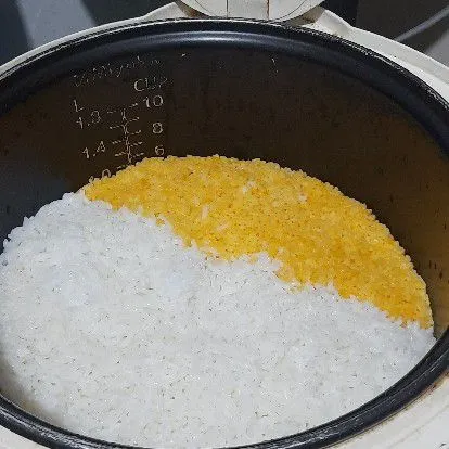 Kemudian masak hingga matang bersama beras putih seperti biasa (saya pakai rice cooker).
