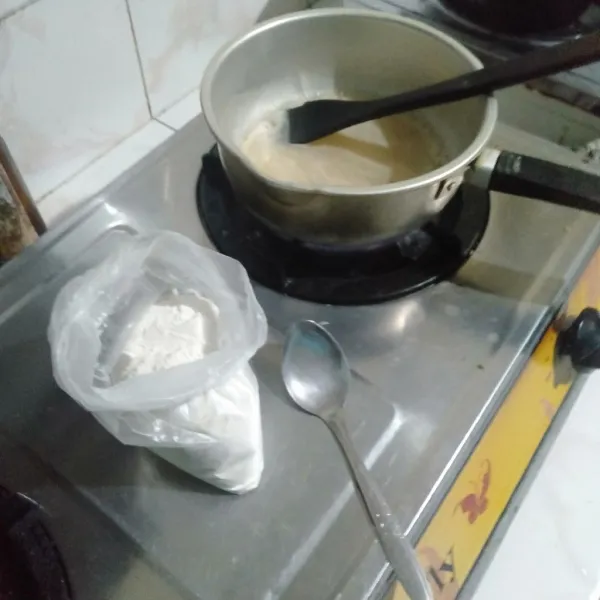 Kecilkan api, lalu masukkan tepung terigu, aduk cepat dan matikan kompor.