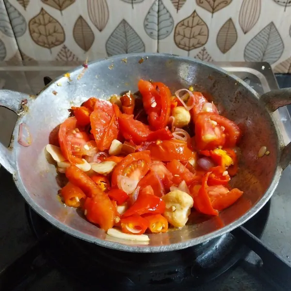 Dengan 1 sdm minyak, tumis bahan sambal kecuali gula, garam dan kaldu bubuk.