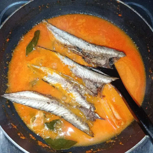 Tambahkan air dan masukkan ikan.