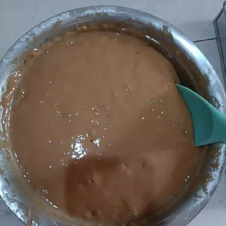 Setelah di istirahatkan, adonan akan mengembang naik sedikit. Aduk merata agar gas didalam terbuang .