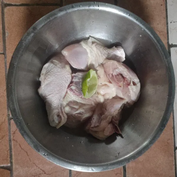 Bersihkan daging ayam lalu rendam dalam air jeruk nipis selama 10 menit.