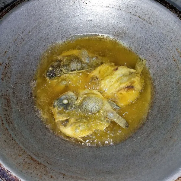Kemudian goreng sampai matang. Sisihkan.