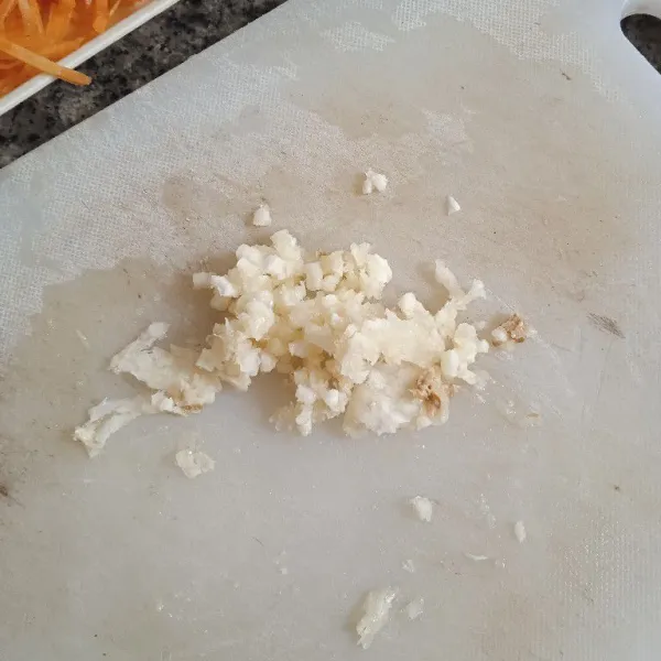 Cincang bawang putih.