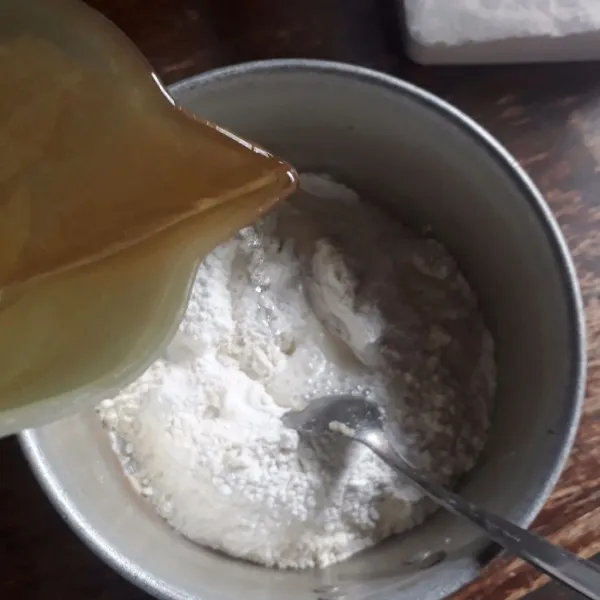 Campurkan tepung terigu, tepung beras, bawang putih dan air. Aduk hingga rata dan licin.