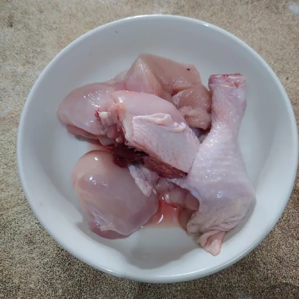 Cuci bersih ayam lalu beri perasan jeruk nipis, diamkan beberapa saat.