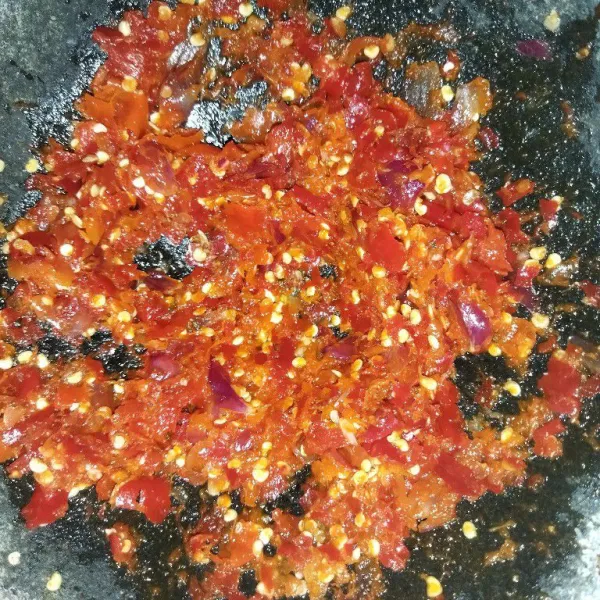 Ulek kasar cabe merah dan bawang merah.