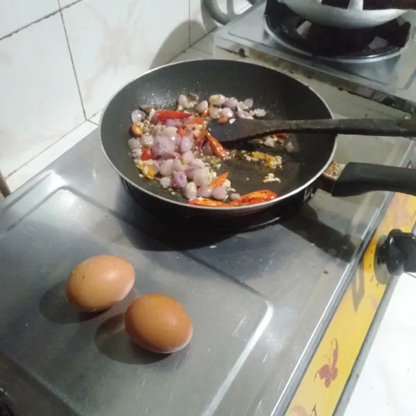 Masukkan telur lalu orak arik, aduk hingga rata dengan bumbu.