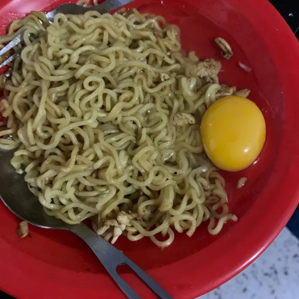 Tambahkan telur.
