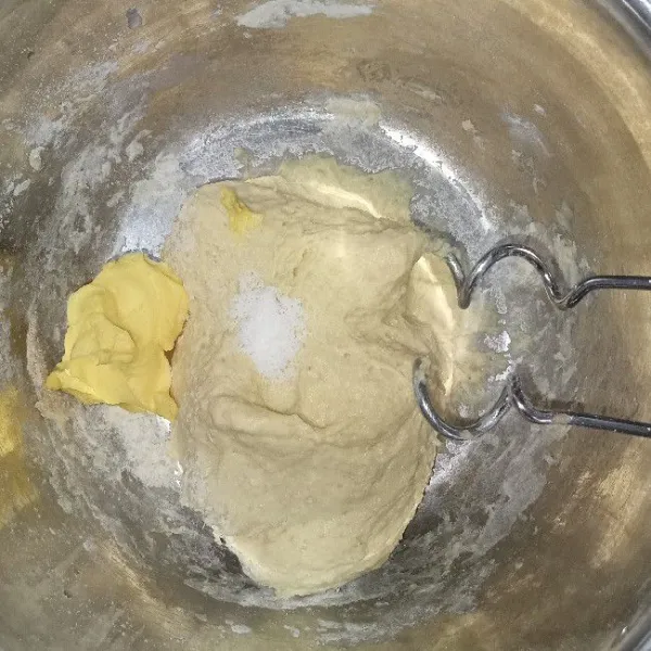 Campur semua bahan menjadi satu uleni hingga kalis kemudian masukkan margarin dan garam uleni hingga kalis elastis window pane.