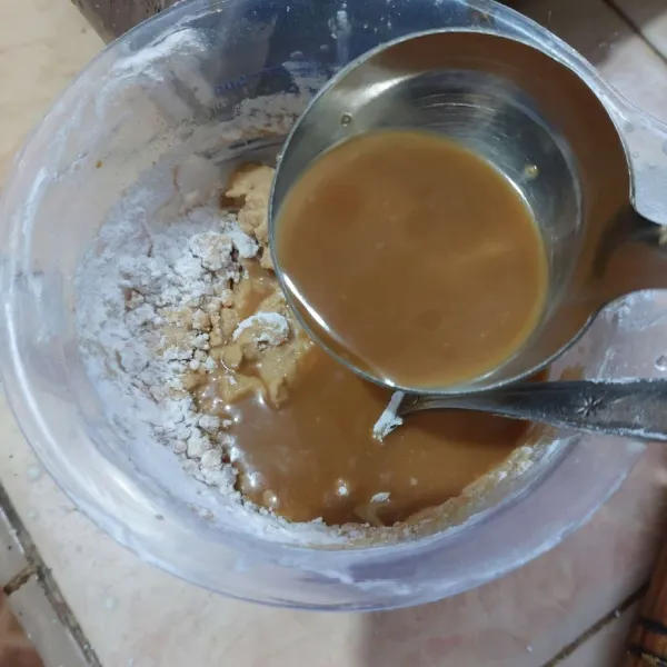 Di wadah, larutkan tepung hunkwe bersama adonan santan dengan menuang adonan santan sedikit demi sedikit. Bila sudah larut, tuang semuanya ke adonan santan