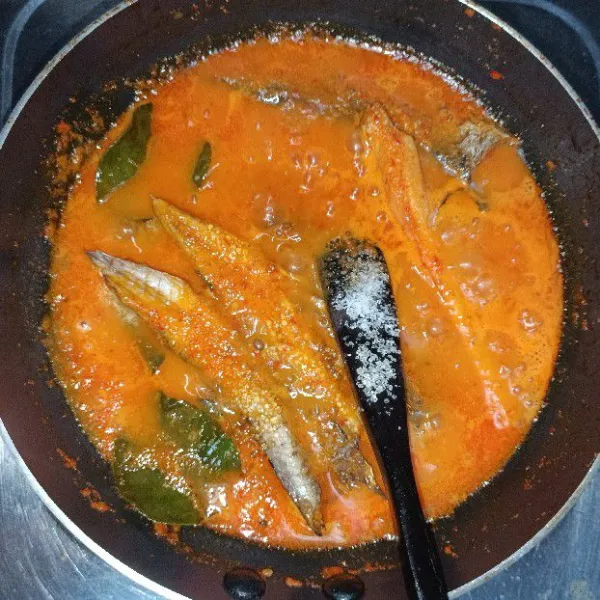 Masukkan gula, lada bubuk dan kaldu bubuk. Koreksi rasa. Tunggu sedikit mengental. Sajikan.