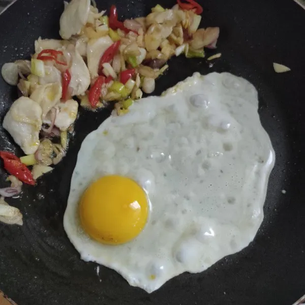 Masukkan telur kemudian buat orak arik.