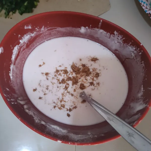 Campurkan tepung beras, tepung tapioka, kaldu udang, air dan 75 ml air perasan lobak.