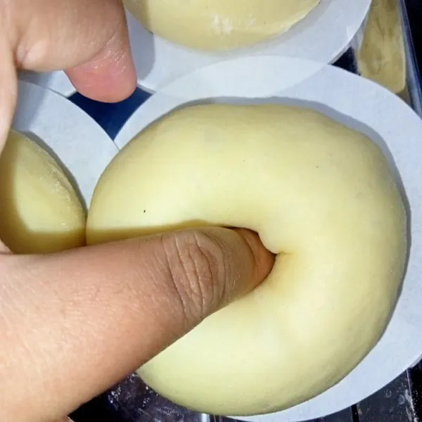 Bagi adonan masing-masing 60 gr proofing selama 30 menit hingga mengembang, setelah mengembang lubangi bagian tengahnya menggunakan jari telunjuk.