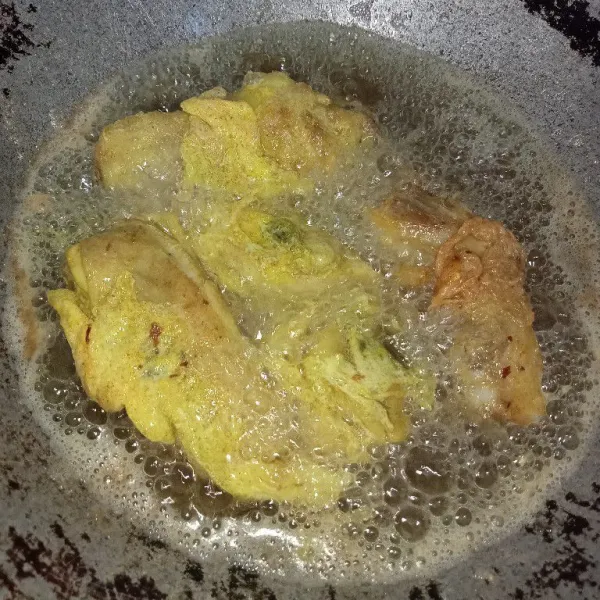 Panaskan minyak, masukkan ayam kemudian goreng hingga berkulit, kuning keemasan, angkat tiriskan dan sajikan.