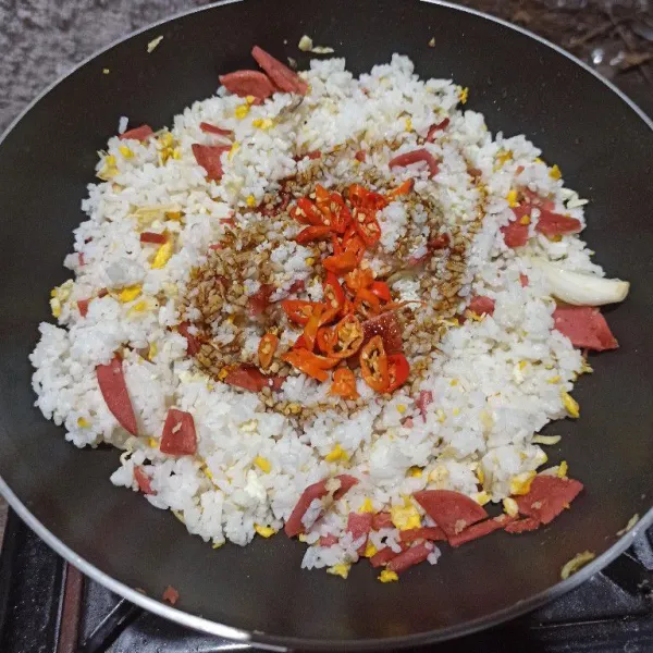 Masukkan nasi, bumbu garam, kaldu jamur dan kecap manis, aduk rata, koreksi rasa.