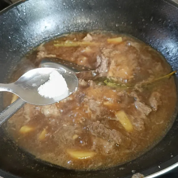 Bumbui dengan garam, gula pasir dan kaldu jamur. Masak sampai matang dan kuahnya mengental, koreksi dan siap disajikan.