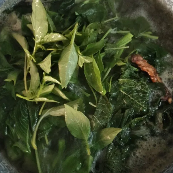 Tambahkan kemangi, aduk lalu tutup. Sayur bayem oyong siap di sajikan.