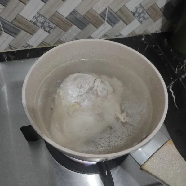 Bersihkan daging ayam kemudian rebus hingga matang.