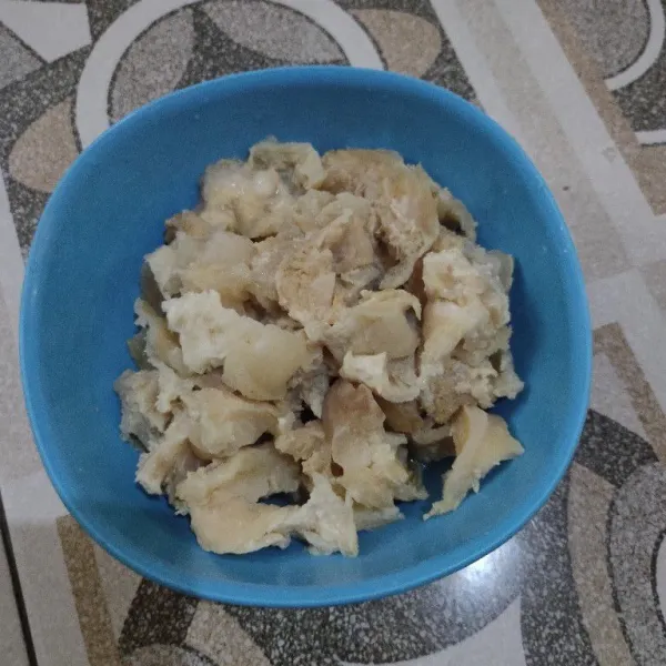 Potong koyor sapi sesuai selera lalu sisihkan.