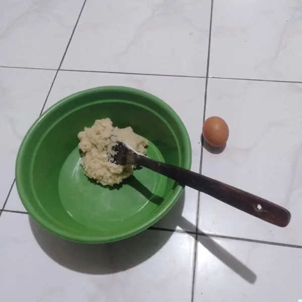 Pindah biang dalam wadah lalu tambahkan telur dan aduk rata.