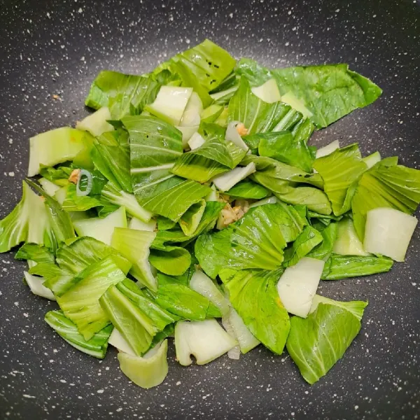 Masukkan pakchoy, tumis sebentar.