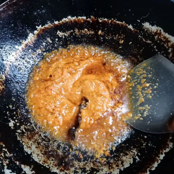 Tumis bumbu halus tahu, lengkuas dan daun salam sampai harum dan matang. Beri air, garam dan kaldu bubuk.